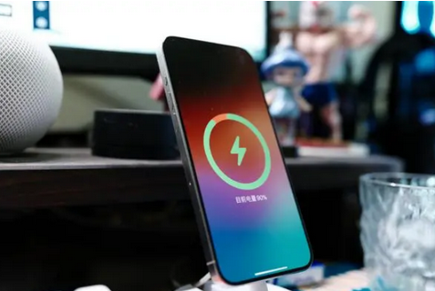 山阳苹果15换屏服务分享用什么充电器给iPhone15充电更好 